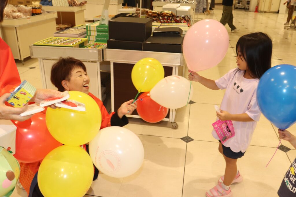 風船を受け取る子どもたち=アルネ津山で
