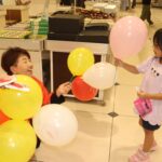 風船を受け取る子どもたち=アルネ津山で
