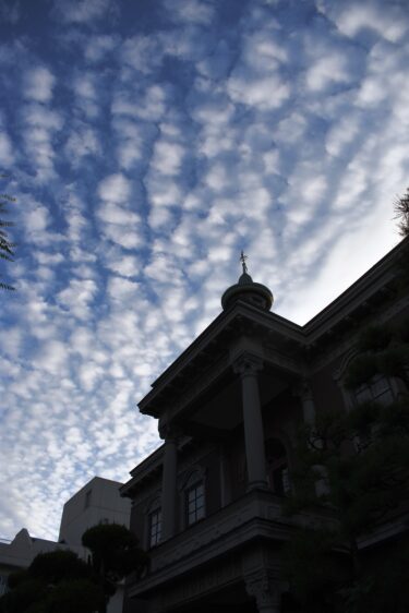 秋を感じさせるうろこ雲＝城西浪漫館から