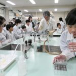 薬品の臭いを確かめる子ども=岡山県津山市で