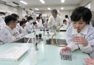 薬品の臭いを確かめる子ども=岡山県津山市で