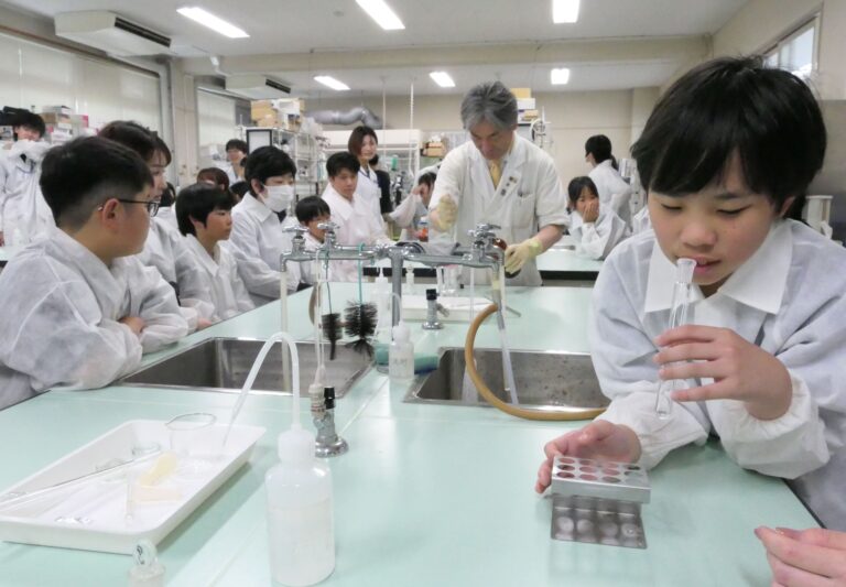 薬品の臭いを確かめる子ども=岡山県津山市で