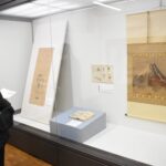 干支の「午」にちなんだ資料に見入る来館者=岡山県津山市で