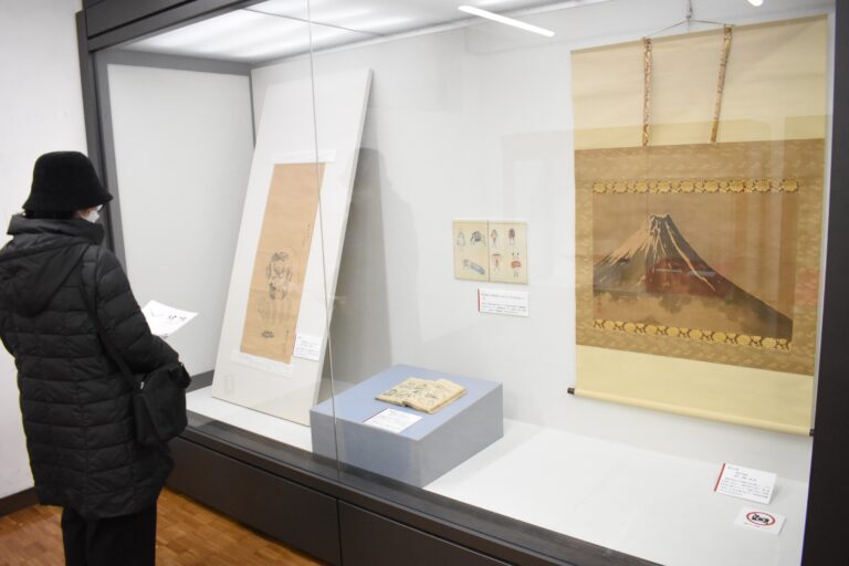 干支の「午」にちなんだ資料に見入る来館者=岡山県津山市で