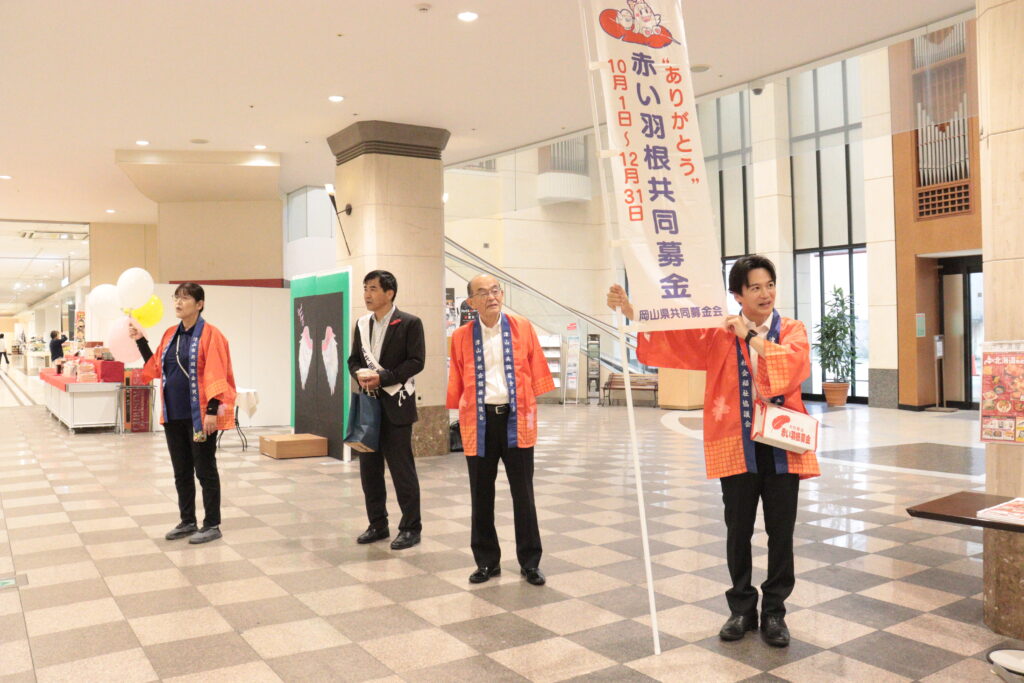 買い物客に募金への協力を呼びかける光井市長(右)ら