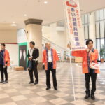 買い物客に募金への協力を呼びかける光井市長（右）ら