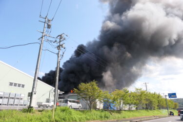 黒煙を上げる院庄林業岡山工場=岡山県津山市で