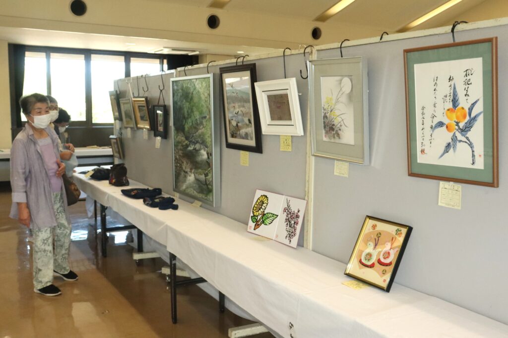 来場者の目を楽しませた「老人作品展」会場
