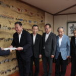 3件の要望書を光井市長に手渡す松田会頭＝岡山県津山市で