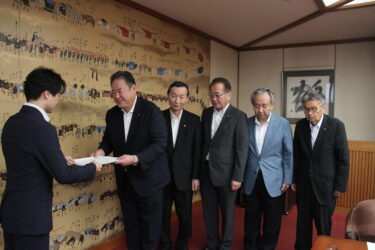 3件の要望書を光井市長に手渡す松田会頭＝岡山県津山市で