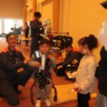 防火服の試着を体験する子どもたち