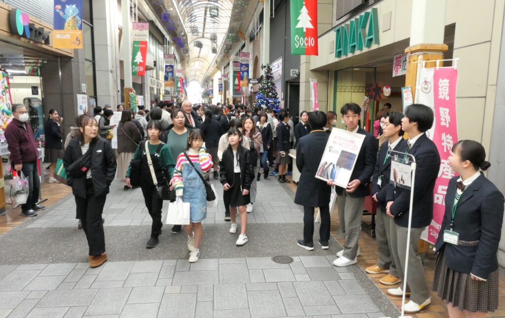 大勢の買い物客でにぎわう津商モール=ソシオ一番街で