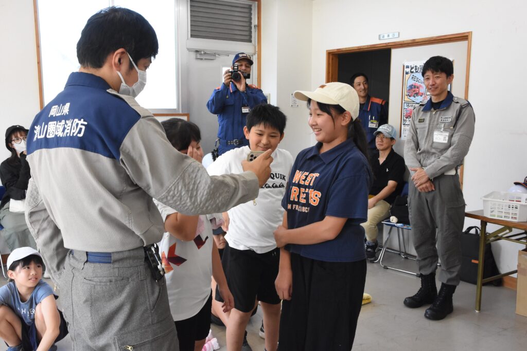 119番通報訓練を行う児童たち