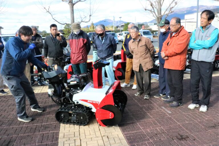 歩行型除雪機の操作について聞く自主防災組織の住民たち