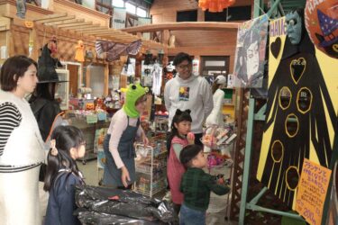 ゲームを楽しむ子どもらでにぎわう店内=岡山県津山市で