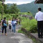 空き家を見学する参加者＝岡山県津山市加茂町中原で