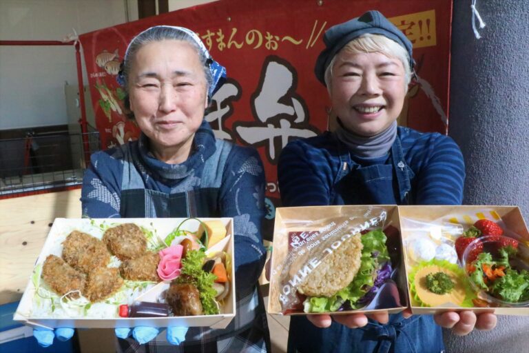 2種のやま弁「マタギ」とやま弁友の会のメンバー＝岡山県鏡野町で