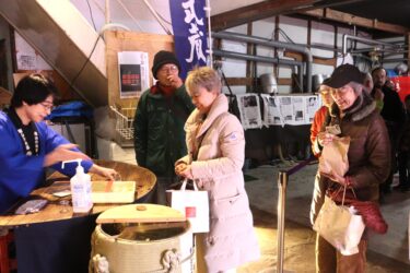 にぎわうしぼりたて生原酒の販売コーナー=岡山県津山市で