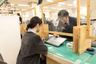 新しく導入したシステムで転居手続きを行う利用者=岡山県津山市で