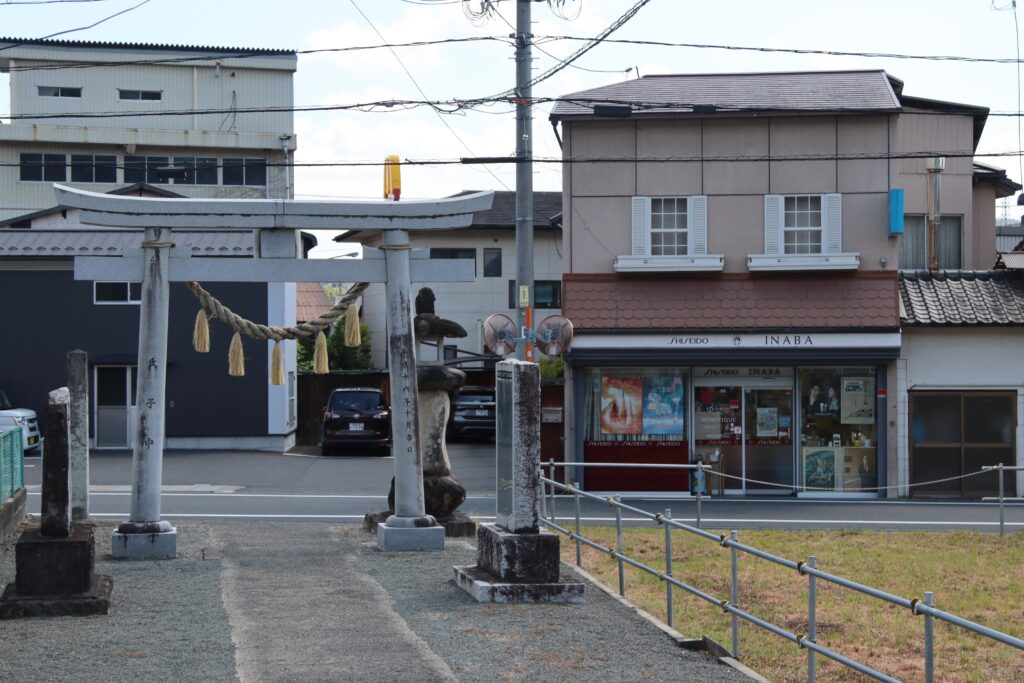 鳥居とイナバ化粧品店