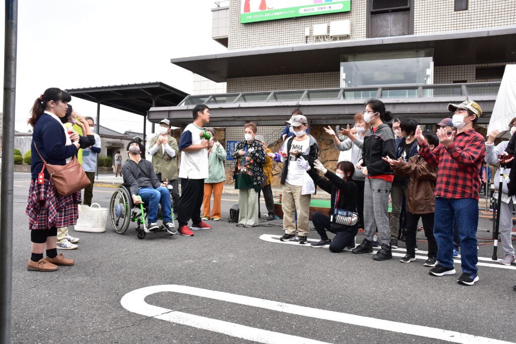 「翼をください」の手話合唱を披露