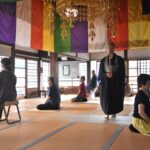 深い静けさに身をゆだねる参加者