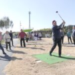 元気よくショットを打つ参加者=岡山県奈義町で