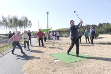 元気よくショットを打つ参加者=岡山県奈義町で