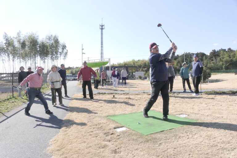 元気よくショットを打つ参加者=岡山県奈義町で