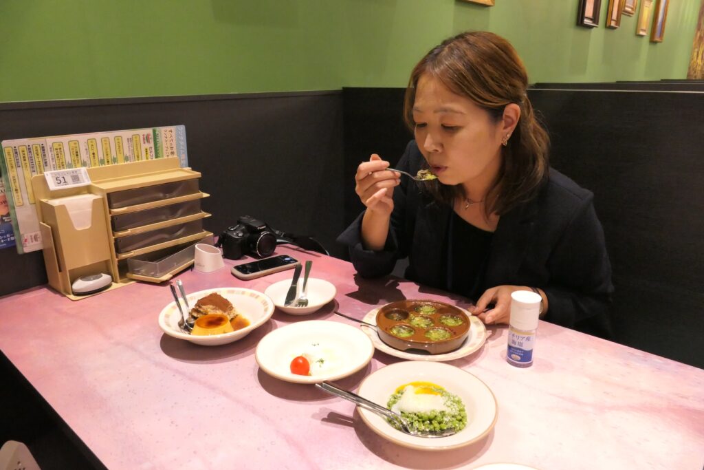 食材と味にこだわった手軽なイタリアン料理が並ぶテーブル