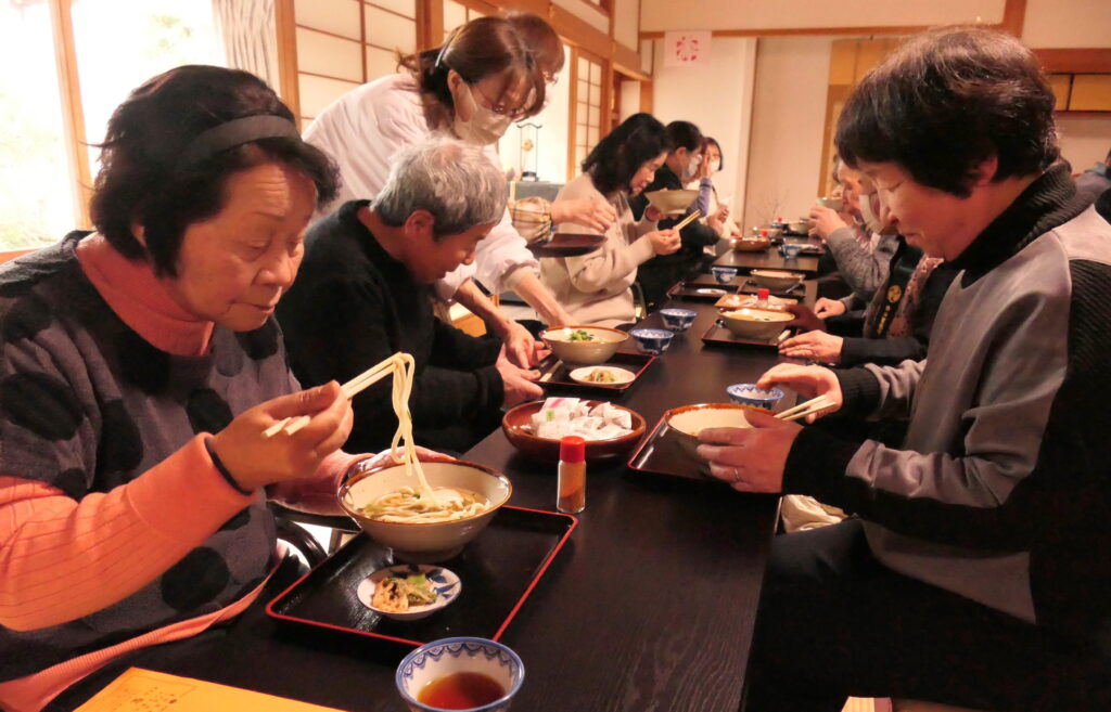 厄除福豆うどんを味わう参加者