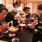 厄除福豆うどんを味わう参加者