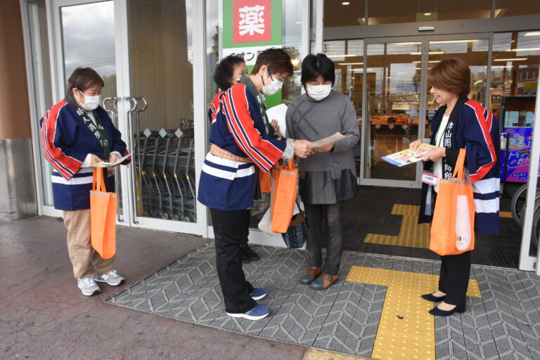 住宅用火災警報器の正しい設置を訴える参加者=岡山県津山市で