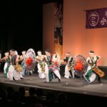 迫力のある傘踊りを披露する希星会メンバー=岡山県津山市で