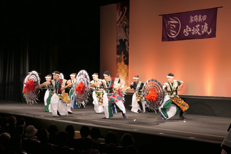 迫力のある傘踊りを披露する希星会メンバー=岡山県津山市で