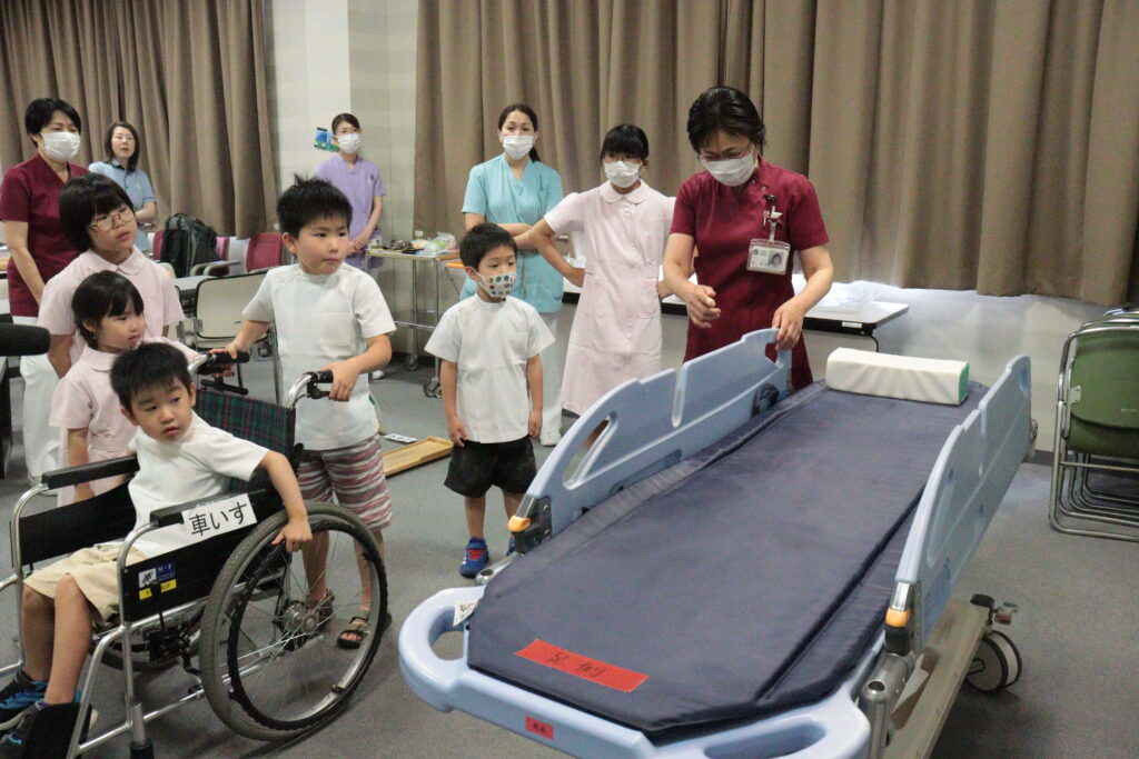 車いすやストレッチャーを体験する子どもたち