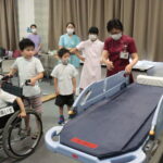 車いすやストレッチャーを体験する子どもたち