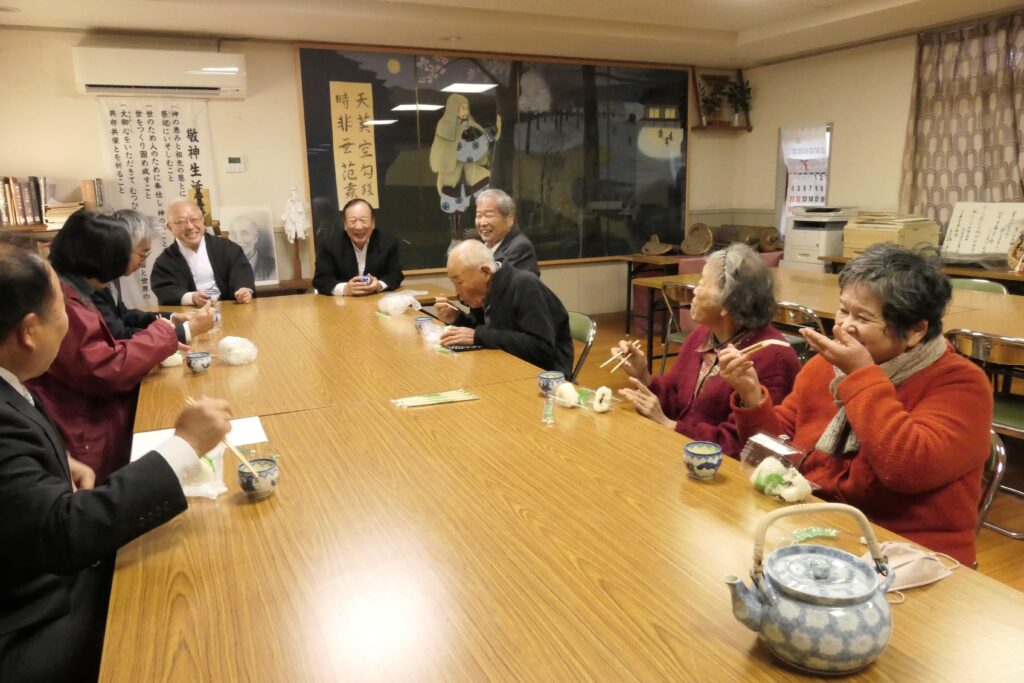 今年開墾した神饌田で実った米を味わう参列者
