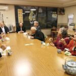 今年開墾した神饌田で実った米を味わう参列者