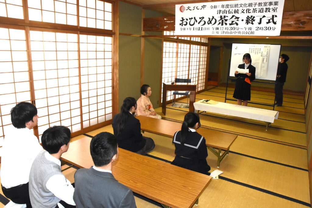 終了式で一年の歩みを発表する教室生