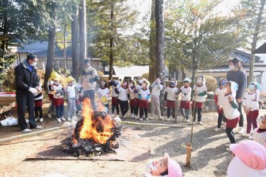 14日、津山市内各地で「とんど焼き」