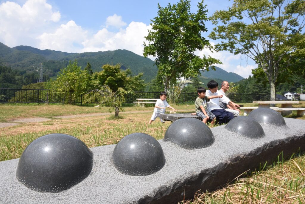 石のオブジェ「大地」が登場している道の駅奥津温泉