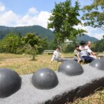 石のオブジェ「大地」が登場している道の駅奥津温泉