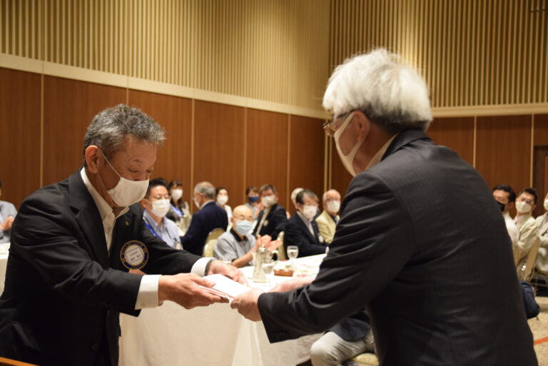 　津山ロータリークラブは19日、美作大学の「地域をキャンパスとした教育活動」プロジェクトの支援金として、50万円を同大学に贈った。 　山下のザ・シロヤマテラス津山別邸であったクラブ例会で、額田雅之会長が鵜?実学長に目録を手渡した。鵜?学長は「地域人材育成のために活用させていただく。これからもご支援をお願いしたい」と礼を述べた。 　支援金はクラブ創立60周年記念事業の一環で、５年にわたり計２５０万円を贈る。今回が４年目。同プロジェクトは校内での学習を地域まで広げ、地域の子どもと高齢者３世代で協働して食育、教育、児童・高齢者福祉を実践し、地域に貢献する人材育成を行う。 写真 支援金の目録を手渡す額田会長