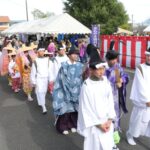 会場の周辺を練り歩く後醍醐天皇時代行列=岡山県津山市で