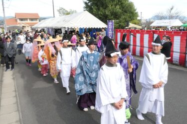 会場の周辺を練り歩く後醍醐天皇時代行列=岡山県津山市で