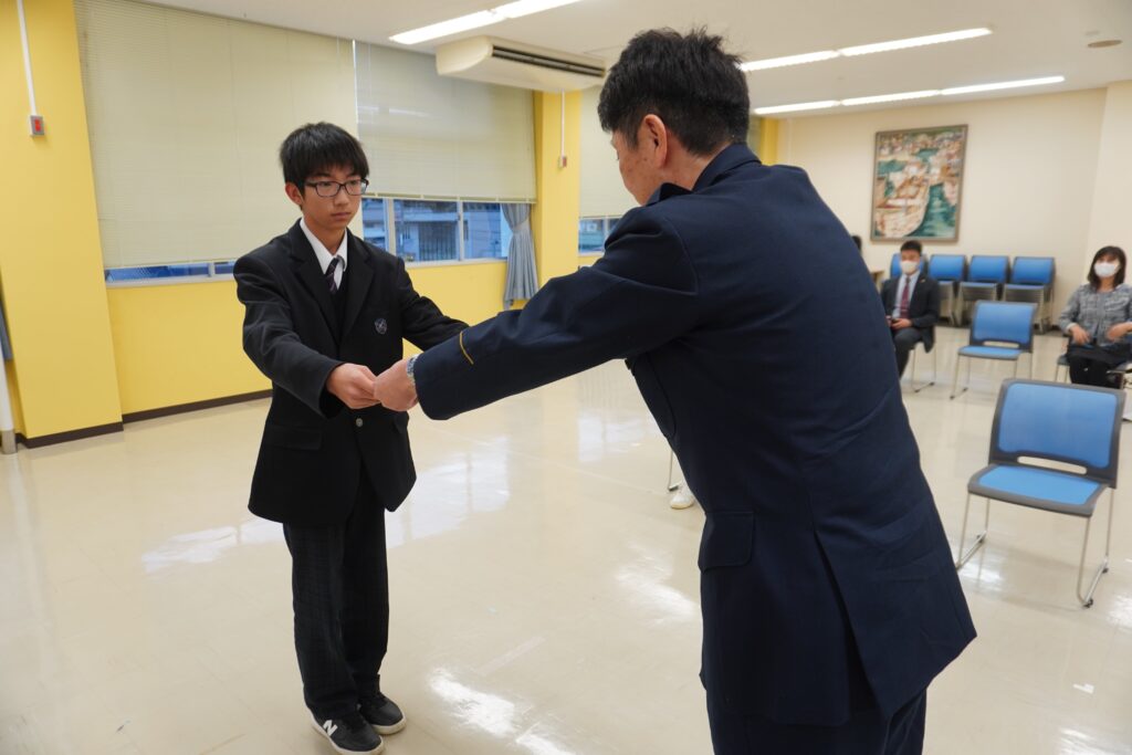 三宅署長から表彰を受ける山﨑君