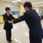 三宅署長から表彰を受ける山﨑君