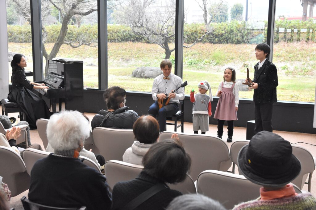 全家族5人でロシア民謡を演奏するナウモフ一家