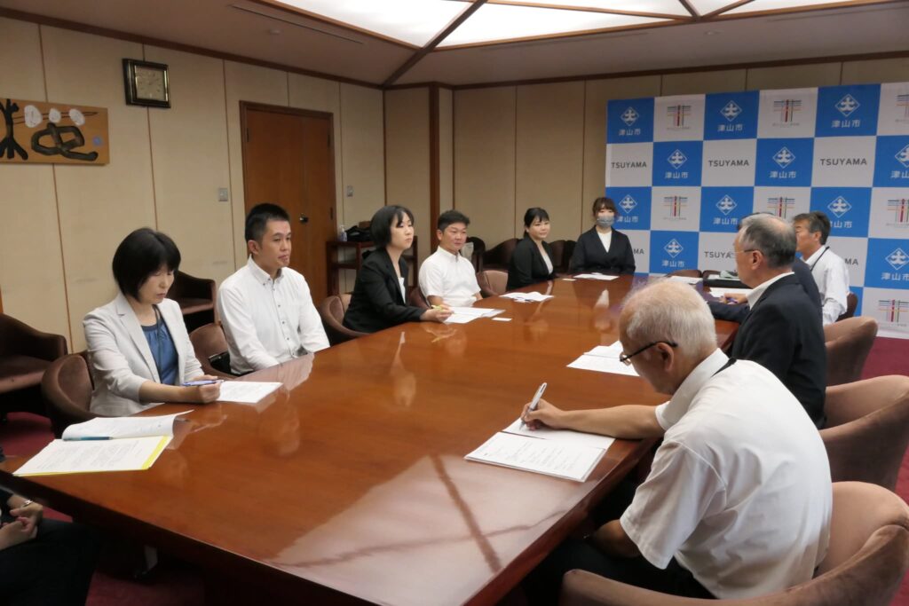 市長らと話をする津山市立幼稚園PTA連絡協議会役員たち